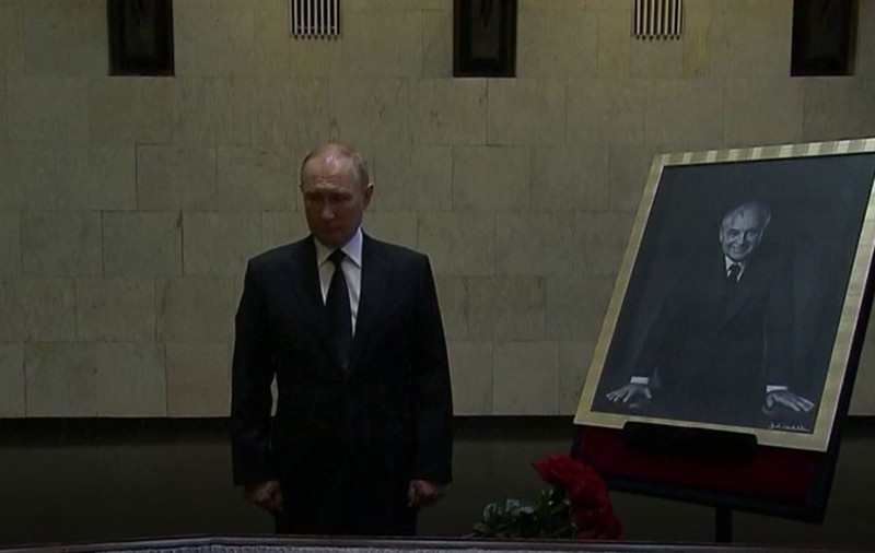 Vladimir Putin a depus flori la sicriul lui Mihail Gorbaciov, dar nu merge la înmormântare. „Programul nu-i permite”