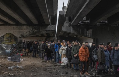 Oamenii din Irpin trec peste un pod distrus pentru a părăsi orașul | Foto: EPA