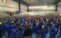 Angajații IAR Ghimbav au organizat luni un protest, nemulțumiți de creșterea indemnizațiilor membrilor Consiliului de Administrație al companiei, în timp ce indexarea salariilor cu rata inflației, negociată în iunie 2026, rămâne blocată de Guvern.