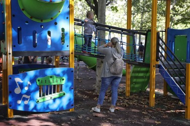„Vom pleca cu toții în străinătate”, avertizează o mamă ieșită cu copilul la joacă