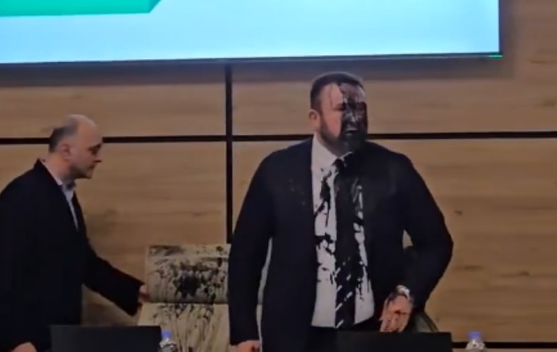 Momentul în care un politician din Georgia aruncă vopsea neagră pe șeful Comisiei Electorale după scandalul fraudării alegerilor