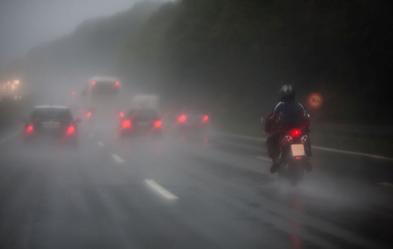 Ceaţă densă în cinci judeţe. Meteorologii au emis avertizări cod galben