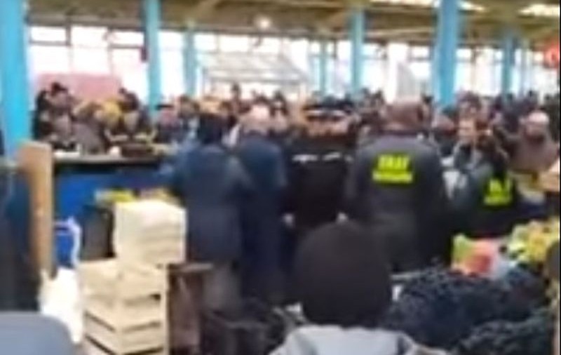 Scandal în Piața Centrală din Bacău! Inspectorii ANAF s-au luat la harță cu vânzătorii furioși VIDEO