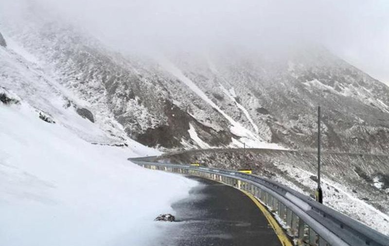 Turiști blocați pe Transalpina din cauza zăpezii. Și-au petrecut noaptea în frig așteptând mașinile de deszăpezire