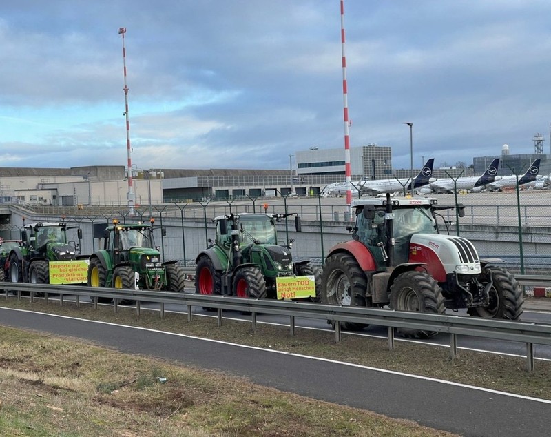 Protest cu tractoare în zona aeroportului din Frankfurt. Fermierii au perturbat accesul pe cel mai mare aeroport al Germaniei