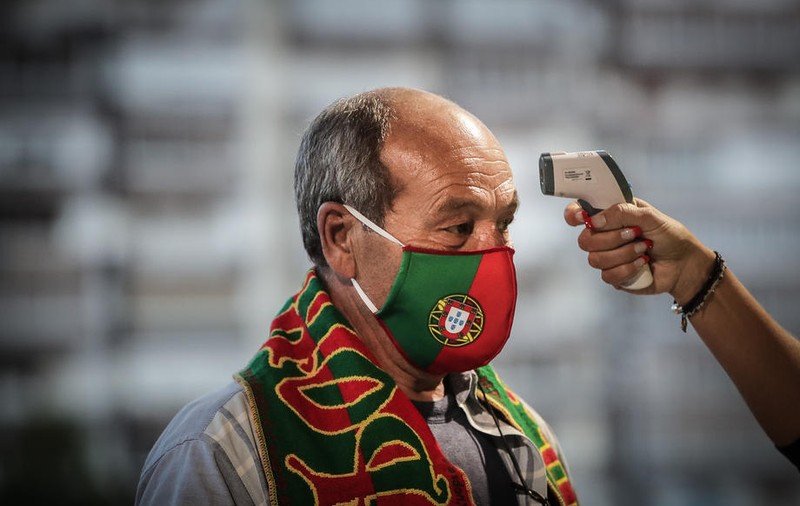 În Portugalia masca de protecție va deveni obligatorie pe stradă pentru 70 de zile. Cât plătesc cei care încalcă regula