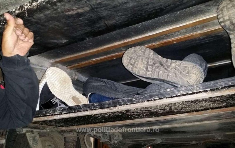 Șapte irakieni, iranieni și afgani, printre care și un copil de cinci ani, ascunși de un bulgar sub platforma unei mașini, au fost prinși la vama Nădlac - VIDEO