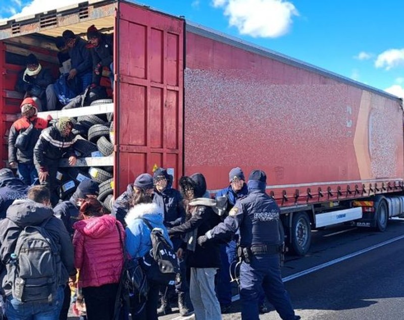 Șofer român de TIR prins cu 54 de migranți înghesuiți de-a valma între cauciucuri, în Ungaria. Migranții au fost trimiși înapoi în România