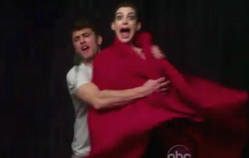 Video | Anne Hathaway şi James Franco promovează gala premiilor Oscar pe Internet