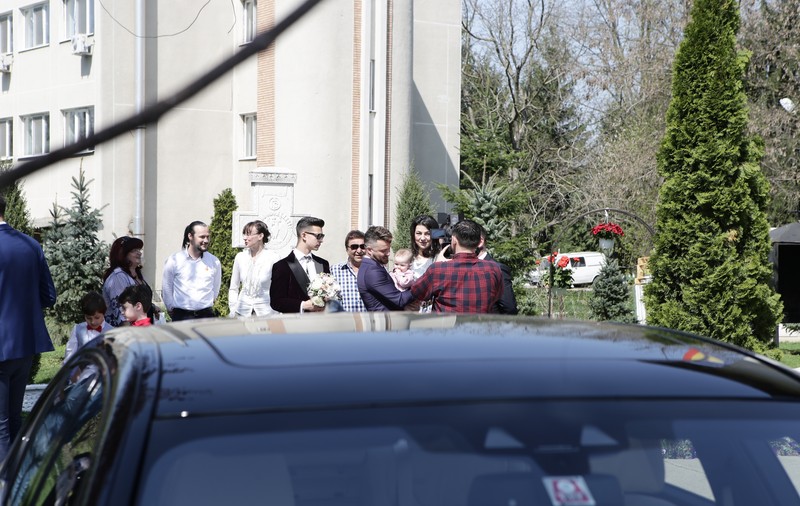 Apariție spectaculoasă a nașei Cristina Șișcanu la botezul fetiței Gabrielei Cristea. Toți au întors capul după ea