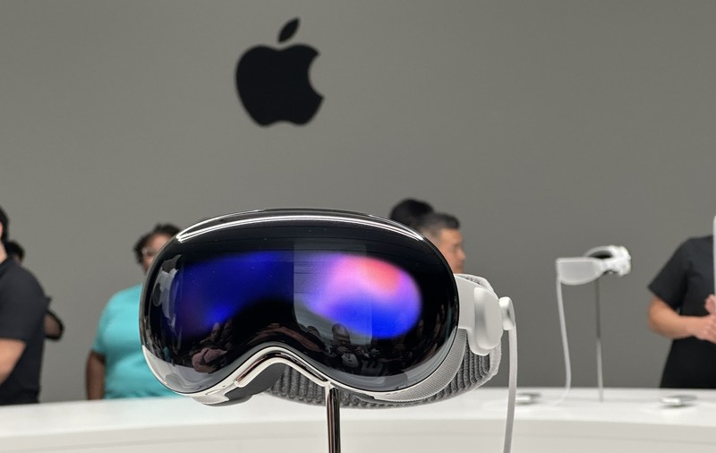Apple renunță discret la căștile de realitate virtuală Vision Pro din cauza vânzărilor slabe. Dispozitivul emblematic va fi scos din producție, apare o versiune ieftină