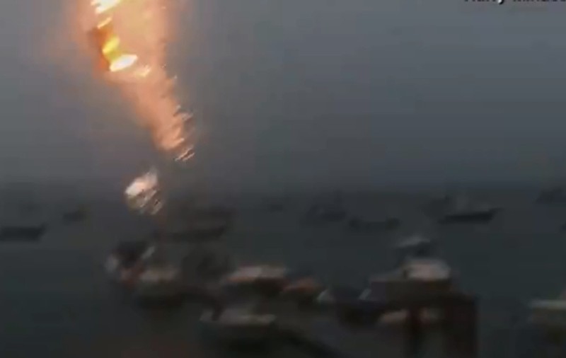 VIDEO | Momentul în care un fulger lovește o barcă! Imagini incredibile
