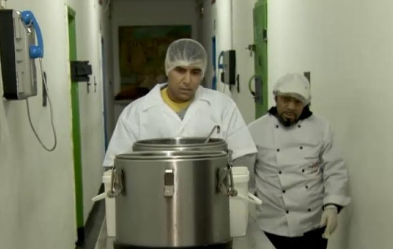 Ministrul Justiţiei cere supliment de hrană pentru deţinuţi, la masa de Paşte. Ce  meniu propune Predoiu în penitenciare