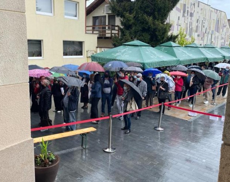 La Blaj, oamenii au stat la coadă în ploaie, după ce s-au epuizat vaccinurile. DSP a trimis doze suplimentare