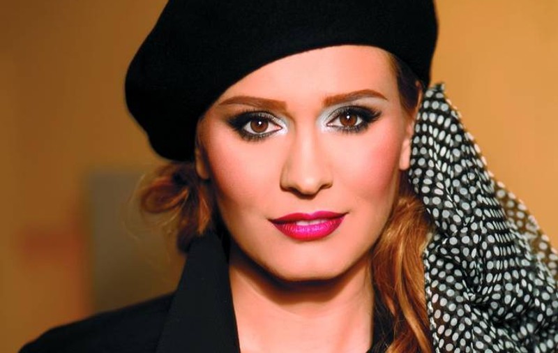 Andreea Esca, GAFĂ VESTIMENTARĂ! A uitat să îşi dezlipească eticheta de pe pantofi | FOTO ÎN ARTICOL