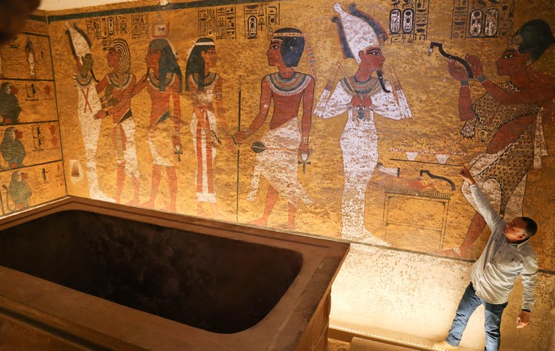 Camera mortuară a faraonului Tutankhamon ar putea avea o ușă secretă care duce la mormântul reginei egiptene Nefertiti
