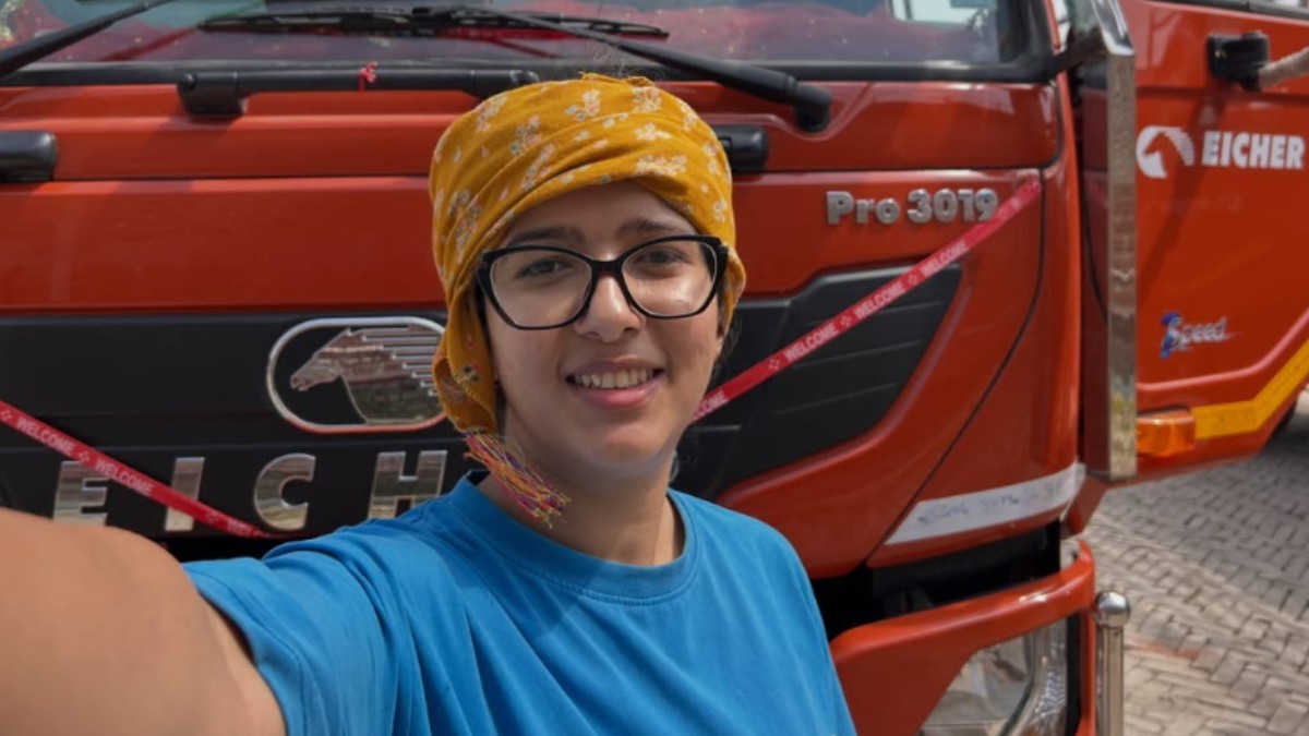 Neha Thakur în timp ce face un selfie lângă un camion roșu
