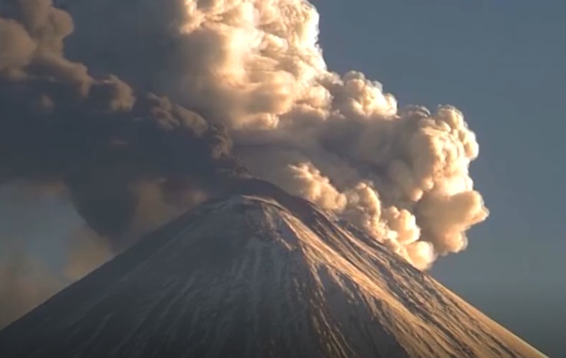 Cel mai înalt vulcan din Eurasia a început să erupă la câteva ore după cutremurul produs în Kamceatka, Rusia