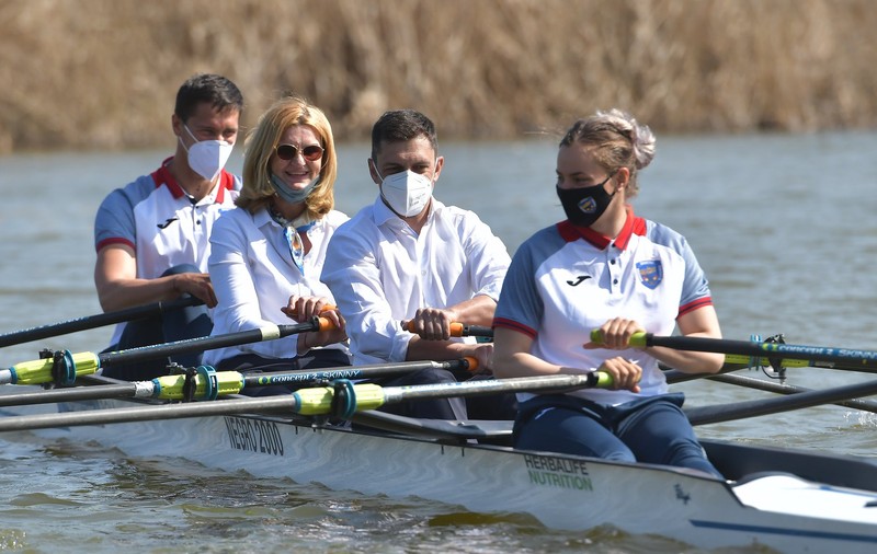 Imagini inedite cu ministrul Eduard Novak. Pe lacul Snagov, cu Elisabeta Lipă în barcă