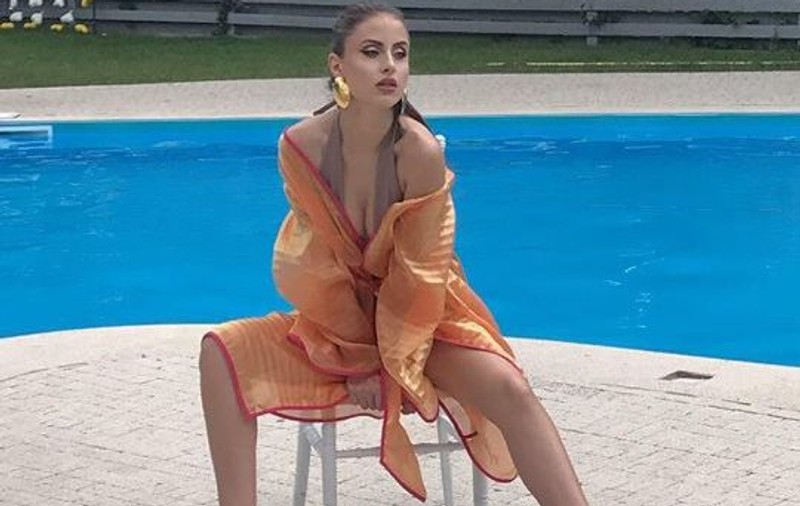 VIDEO EXCLUSIV/ Iuliana de la „Bravo, ai stil” a făcut o ședință foto incendiară. „Am norocul că m-am născut la mare și sunt obișnuită cu temperaturile ridicate”