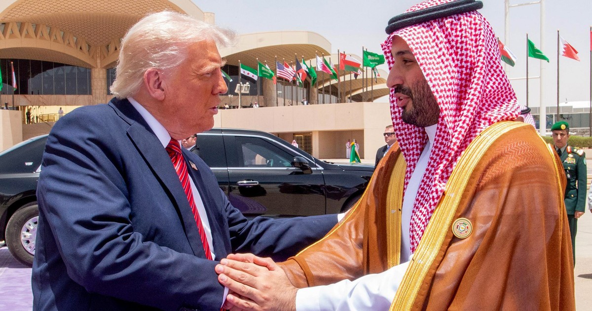 Donald Trump și Mohammed Bin Salman, prințul moșternitor al Arabiei Saudite își dau mâna.