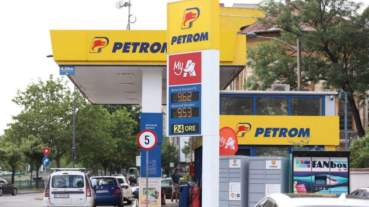 O benzinărie Petrom din București, câteva mașini sunt parcate, iunie 2026