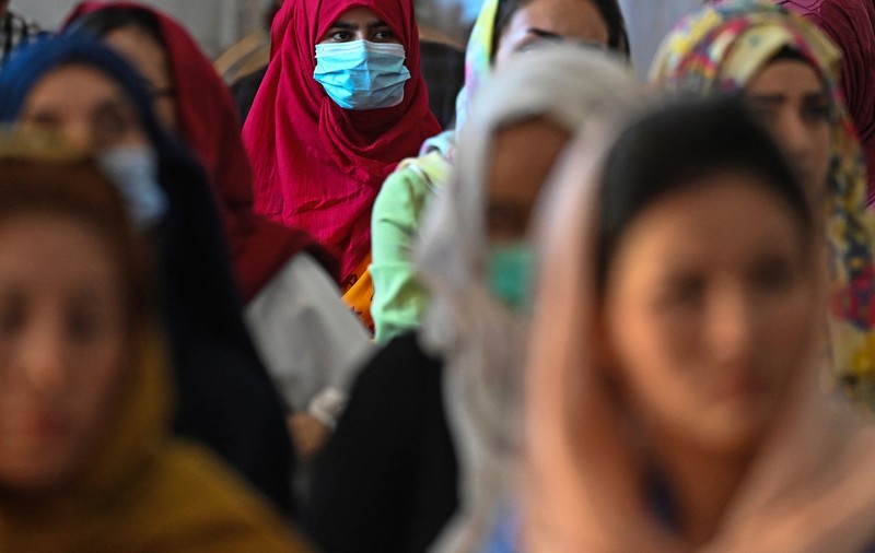 Femeile din Afganistan vor putea să lucreze și să studieze "sub legea Sharia", spun talibanii