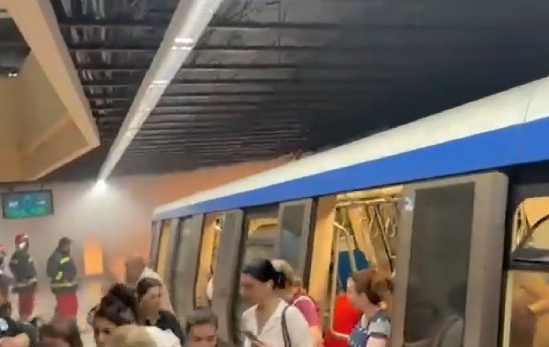 Fum și panică la stația de metrou Piața Universității, după ce un izolator s-a aprins din cauza umidității / Circulația s-a reluat după două ore