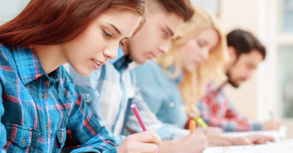 stire 4 elevi-mari-examen-shutterstock