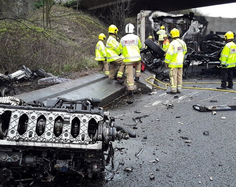 Camion rupt în două și cuprins de flăcări, cabina a fost aruncată de pe șasiu și motorul împrăștiat pe carosabil, pe o autostradă din Anglia