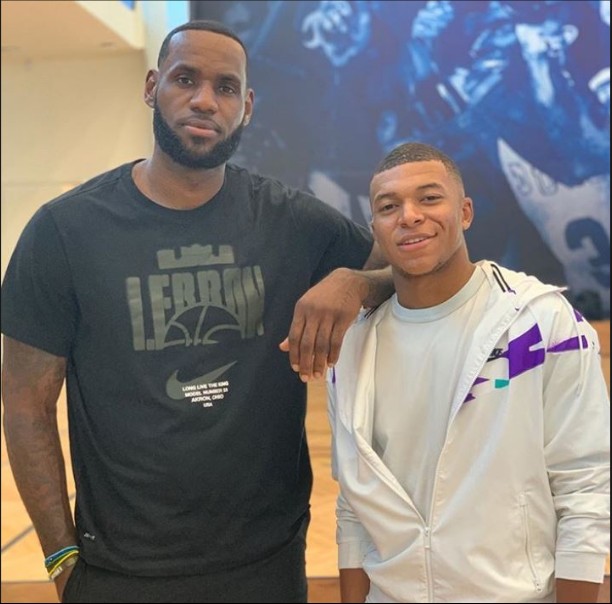 Francezul Kylian Mbappe, PSG, alături de baschetbalistul american LeBron James, făcând reclamă la Nike