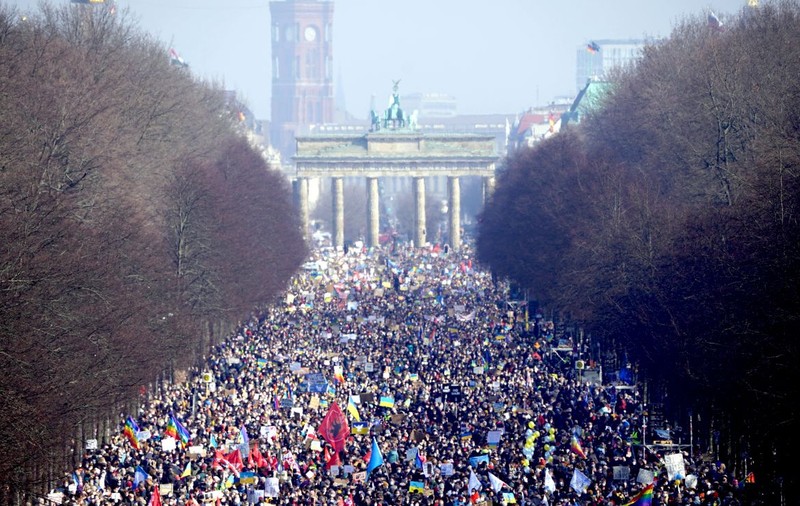 Protest uriaș, întins pe 3 km, la Berlin. Peste 100.000 de oameni au ieșit în stradă împotriva lui Putin