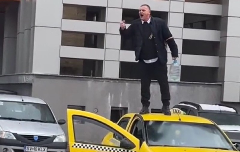 Un taximetrist din Suceava, dezamăgit de "femeile din oraș", s-a urcat pe mașină și s-a stropit cu benzină în fața primăriei