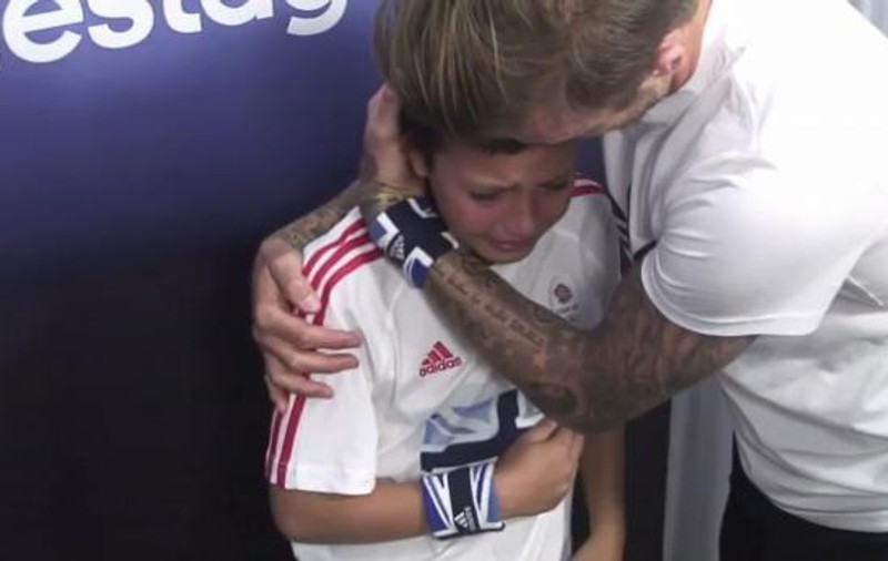 Stătea la poză, când, de după ușă, a apărut ... David Beckham! URMAREA se lasă cu LACRIMI | VIDEO ÎNDUIOȘĂTOR!