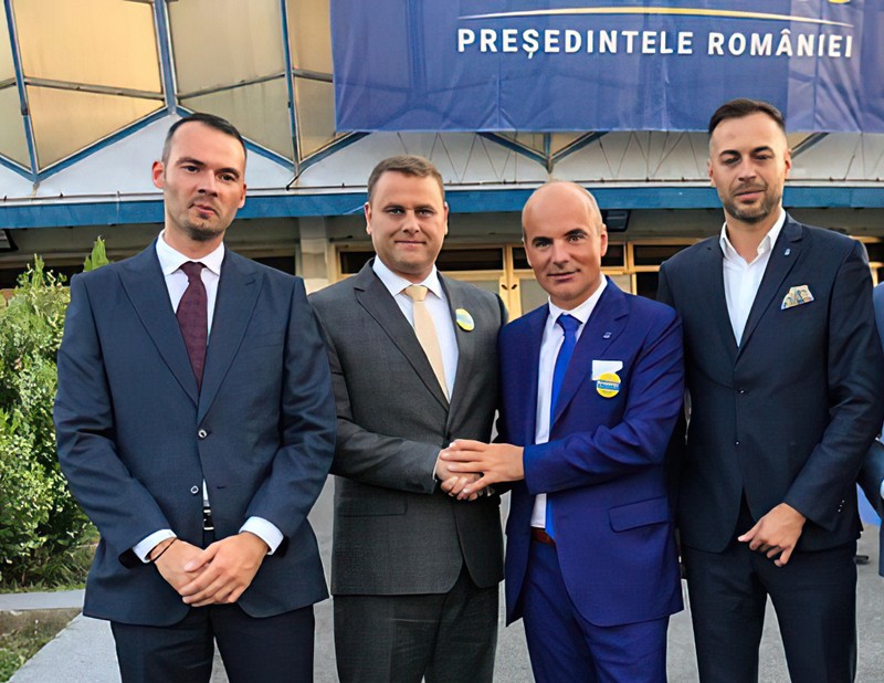 De la stânga la dreapta, Lucian Costin (președinte PNL Tecuci), George Stangă (președinte PNL Galați, senator PNL), Rareș Bogdan (vicepreședinte PNL) și Lucian Bentu (fost director al Vitalaire)