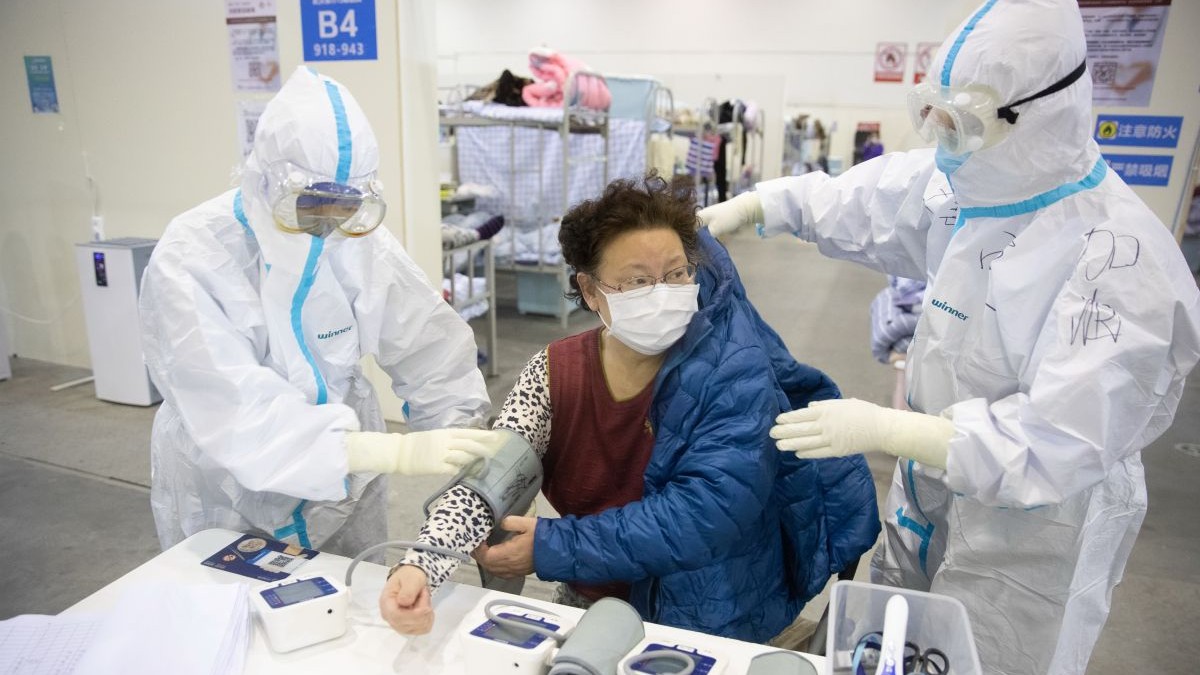 Autorităţile chineze consideră că răspândirea noului coronavirus este pe cale să fie controlată FOTO: EPA