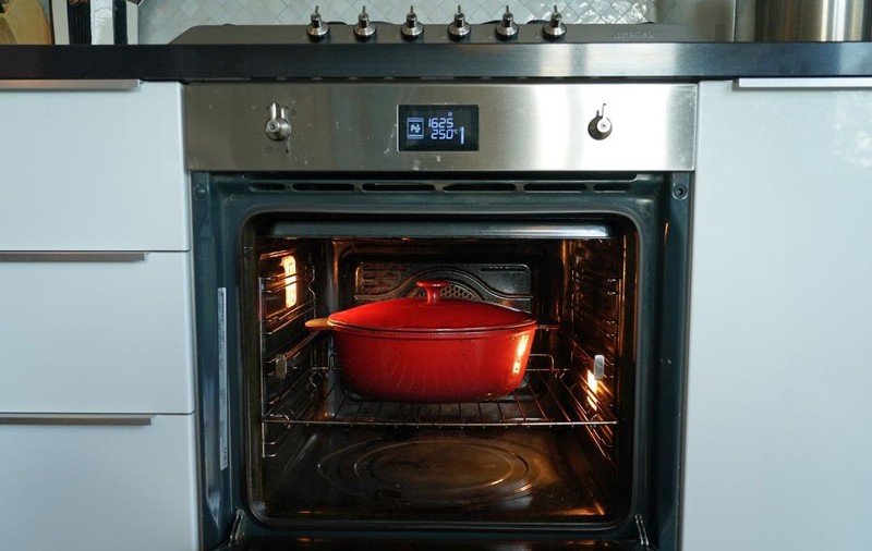 Poți curăța ușor cuptorul de grăsimea arsă folosind bicarbonat de sodiu și detergent de vase. Foto: Getty Images