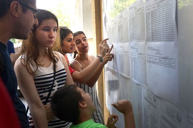 Elevi de clasa a VIII-a isi cauta numele pe listele de rezultate obtinute la examenul de Evaluare Nationala, afisate marti 19 iunie 2018, la o scoala din centrul Bucurestiului. MARIAN ILIE/MEDIAFAX FOTO