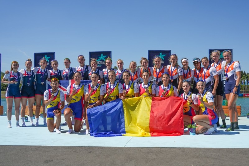 Echipajul României de 8+1, sărbătorind succesul de la CE / FOTO: Federația Română de Canotaj