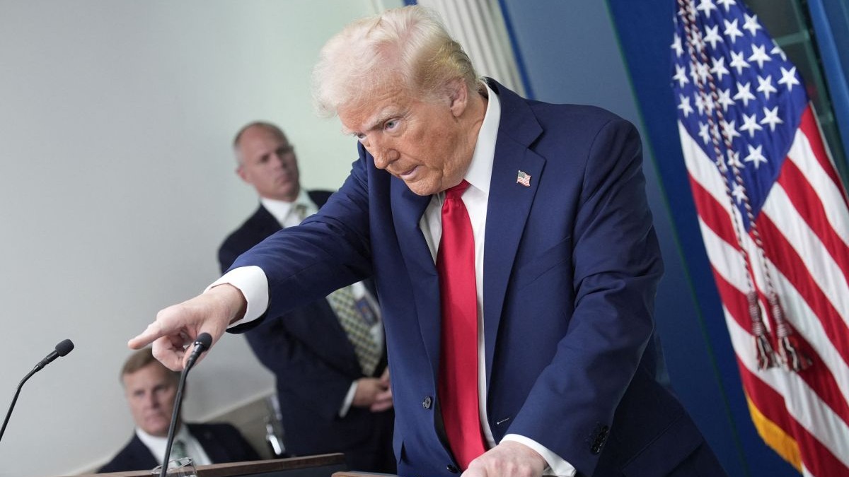 Președintele american Donald Trump gesticuleaza in timpul unei conferinte de presa