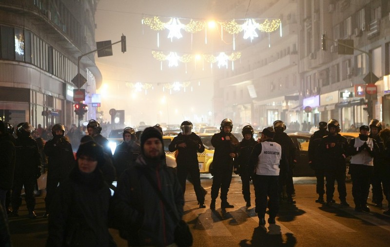 Sute de tineri au protestat în Piaţa Universităţii împotriva lui Ponta şi a Parlamentului! AU BLOCAT CIRCULAŢIA ŞI AU MERS la Guvern! FOTO