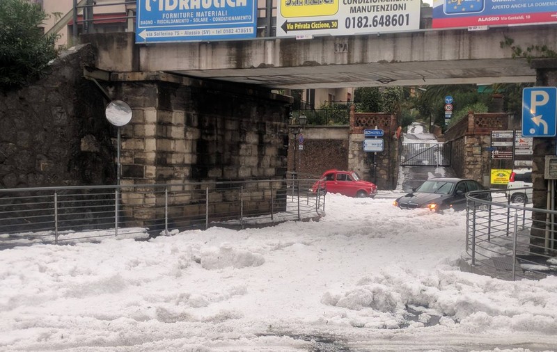 VIDEO | Vreme extremă în Italia. Mașinile au rămas blocate în grindină