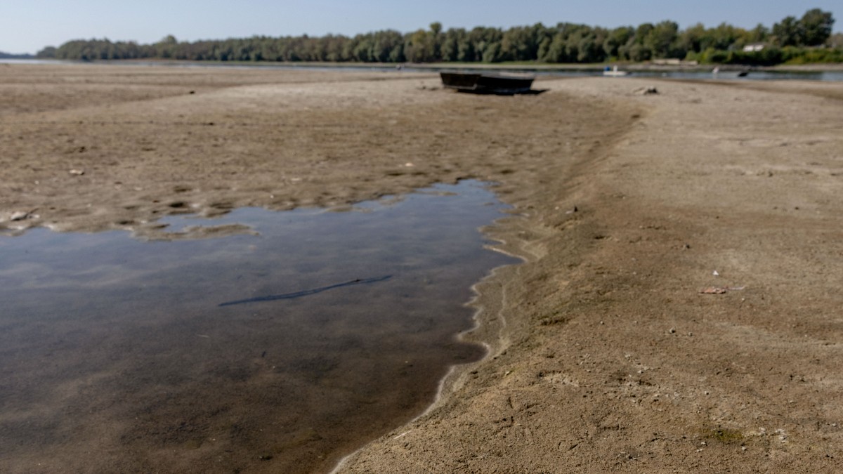 Dunărea secată, o barcă abandonată stă direct pe nisip