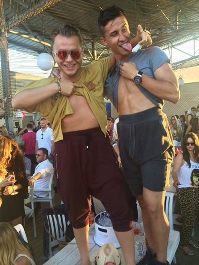 Daniel Georgievski şi Codin Maticiuc şi-au comparat „pătrăţelele”. foto: Facebook.com