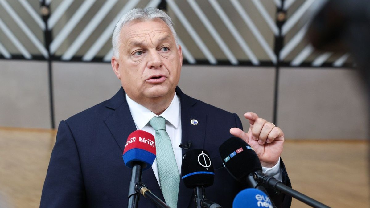Viktor Orban gesticulează cu mâna dreaptă în timp ce vorbește în timpul unei conferințe de presă susținută la Bruxelles, iunie 2025