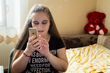 Ali folosește Google Assistant cu comenzi vocale pentru a deschide aplicații pe telefon | Foto Oana Brîndușe