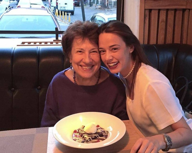 Andreea Raicu și-a scos mama la restaurant. Ce bine seamănă cele două