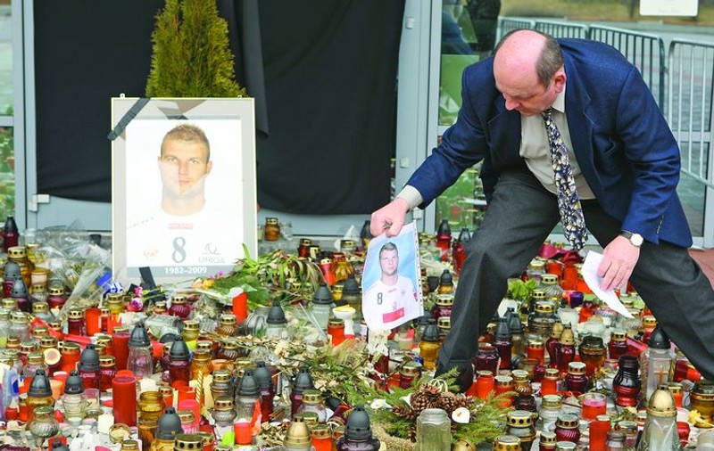 Adună mesajele de adio lăsate lui "Păsărilă"