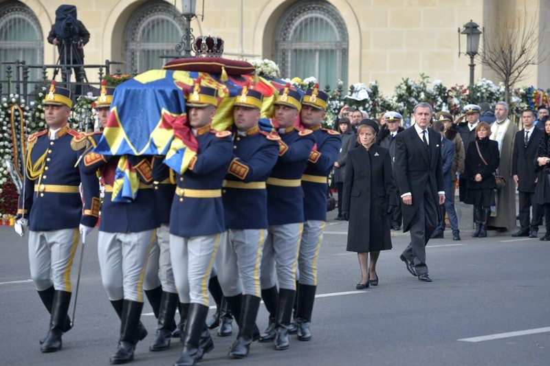 Militari ai regimentului 30 Garda' Mihai Viteazul' poarta pe umeri sicriul cu trupul neinsufletit al Majestatii Sale Defuncte Regele Mihai I, in Piata Palatului Regal din Bucuresti, sambata 16 decembrie 2017. Majestatea Sa Defuncta Regele Mihai I va fi inmormantata la Curtea de Arges, in Noua Catedrala Arhiepiscopala si Regala, necropola regilor Romanei. ALEXANDRU DOBRE / MEDIAFAX FOTO