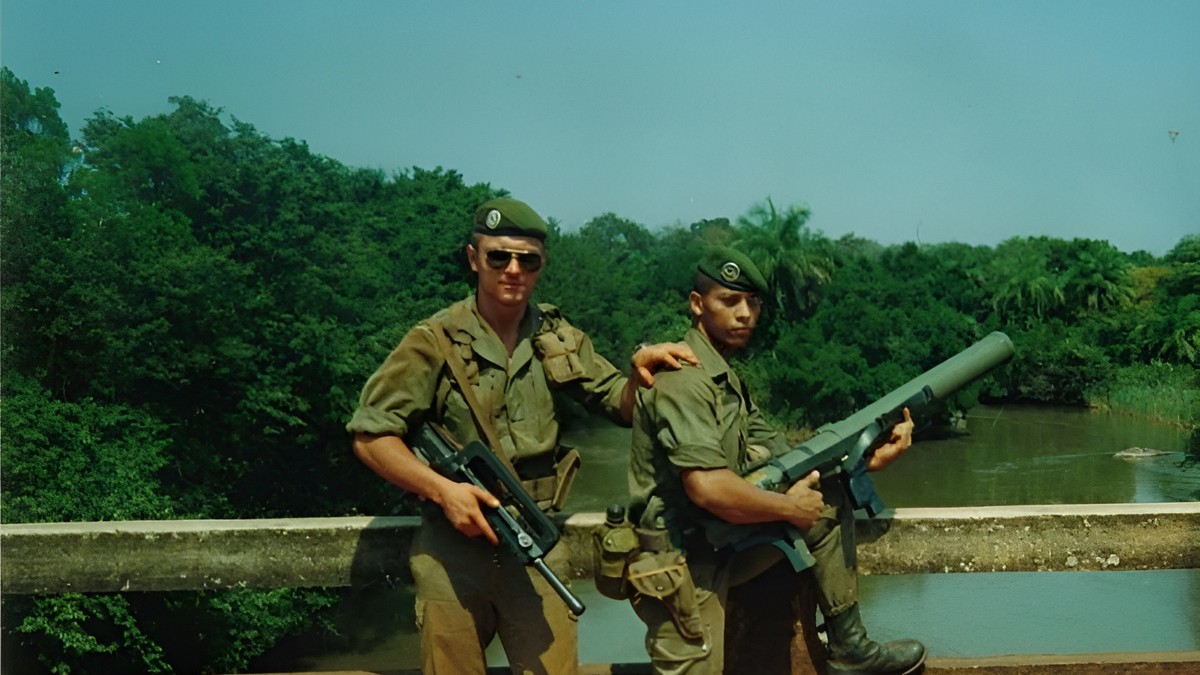 stefan-mihailescu intr-o fotografe din perioada când era în Legiunea Franceză și a apărut în presă în 2001